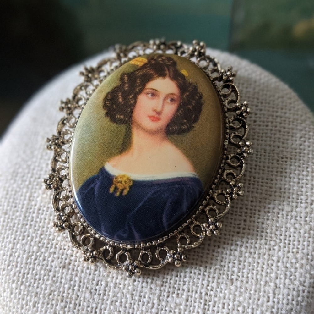 Vintage Cameo Brooch with Ornate Frame